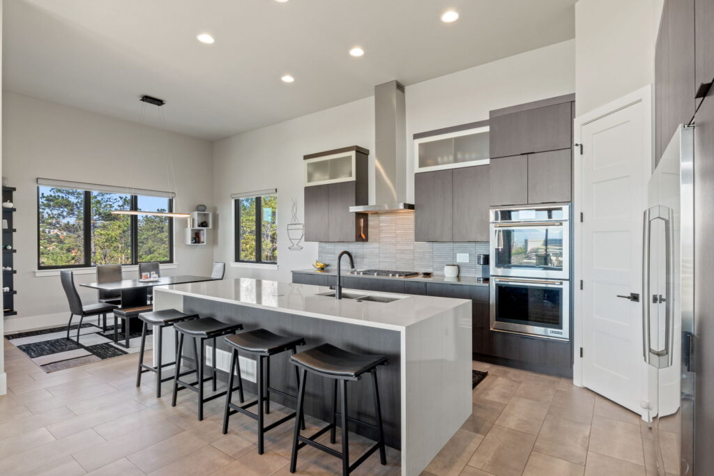 Full kitchen dining area